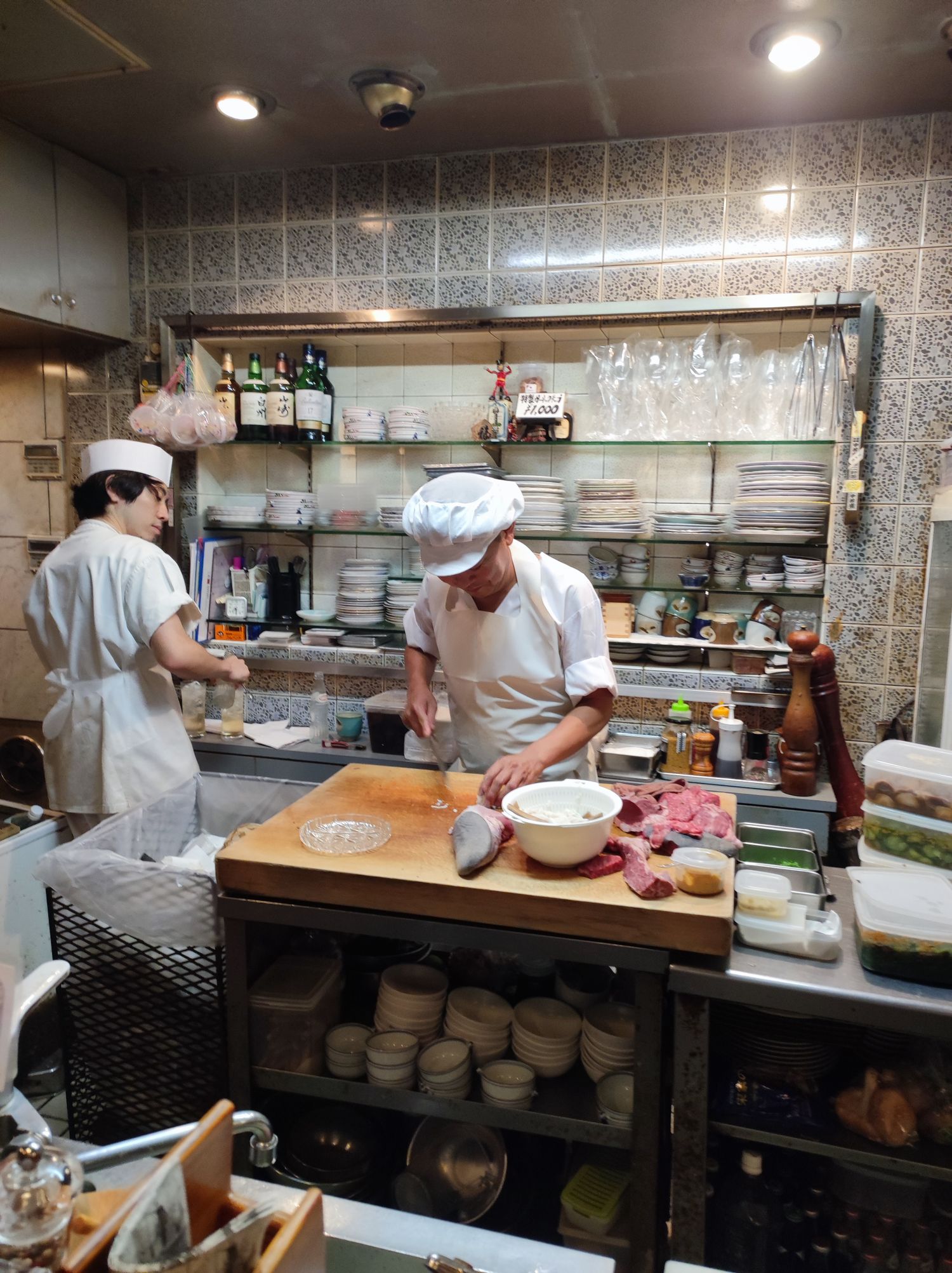 La cuisine ouverte, deux cuisiniers au travail